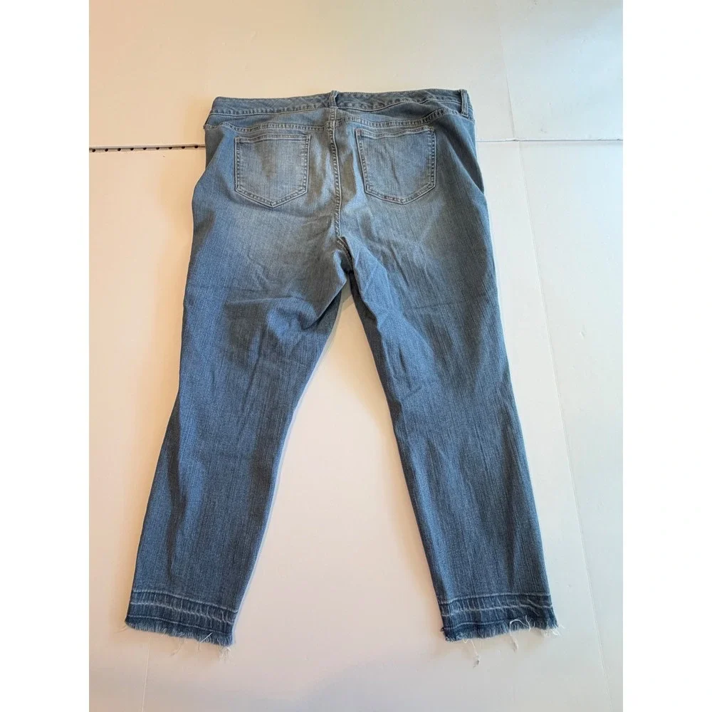 Torrid Premium Skinny Capri Womens 16 Medium Wash Frayed Raw Hem Mid Rise Blue - Picture 6 of 6